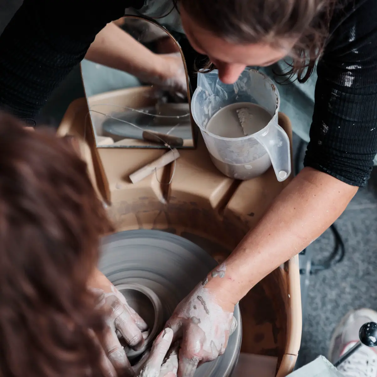 Du möchtest die Grundlagen des Töpferns an der Drehscheibe lernen? Dann bist du hier richtig. Ich erkläre dir in einer kleinen Gruppe die grundsätzlichen Handgriffe zum Thema Töpfern an der Drehscheibe - am ersten und zweiten Tag wird gedreht, am dritten Tag abgedreht, das Glasieren eurer Werkstücke übernehme ich. Du töpferst in einer kleinen Gruppe von maximal vier Personen. Die kleine Gruppengröße sichert dir die Unterstützung, die du benötigst, um du deine Lernfortschritte sicher zu erzielen. Wenn du das Glasieren selber machen möchtest buch dir einfach einen Glasurtermin dazu. In diesem Kurs geht es vorrangig um die Vermittlung der Techniken, nicht darum, möglichst viele Werkstücke herzustellen. Ihr habt anschließend die Möglichkeit, in den Kurswerken einen Arbeitsplatz zu buchen und an der Drehscheibe zu üben.