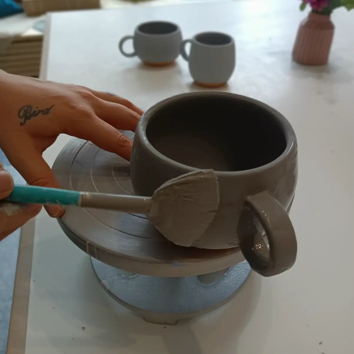 Du hast in einem RENDZINA Kurs etwas getöpfert und möchtest es nicht durch mich glasieren lassen sondern selber glasieren? Hier hast du die Möglichkeit, deine in den Kurswerken entstandenen Werkstücke eigenhändig zu vollenden. Es stehen verschiedene Pinselglasuren zur Verfügung. Nach dem Kurs brenne ich die entstandenen Werkstücke. Bitte bucht den Kurs mindestens zwei Wochen nach eurem eigentlichen Töpferkurs!